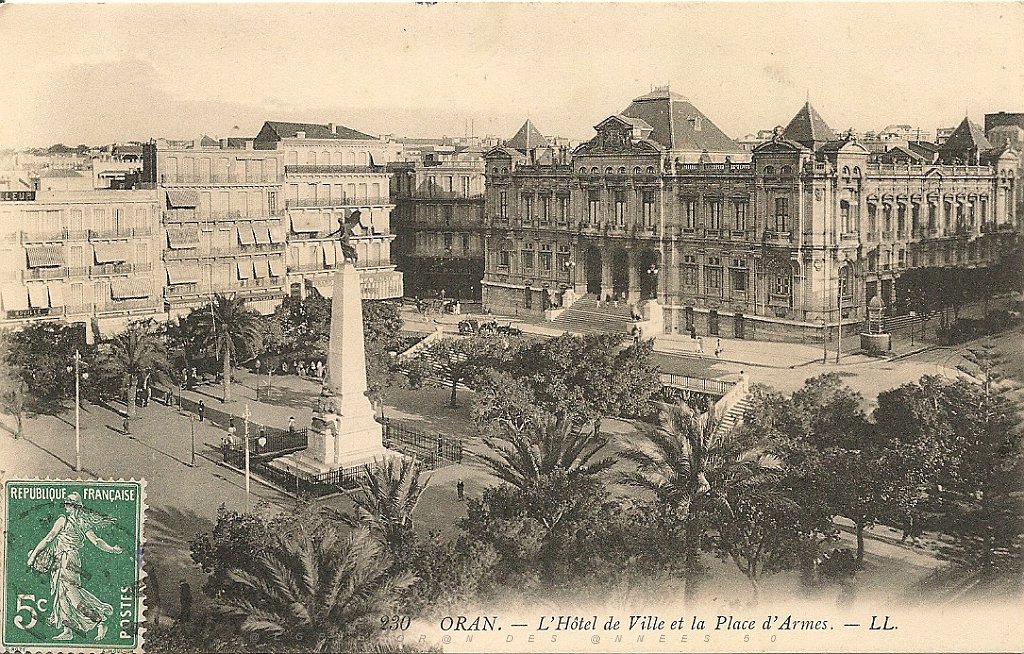 319-pace d'Armes et mairie vers 1911.jpg
